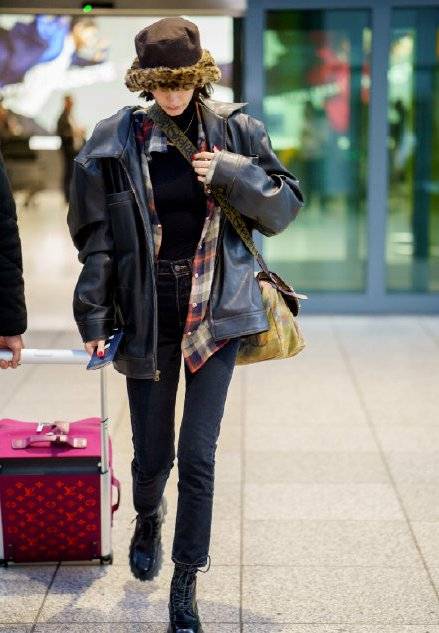 黑色|贝拉将机场当秀场,穿皮衣步伐嚣张特有范,却没2W+香奈儿抢镜