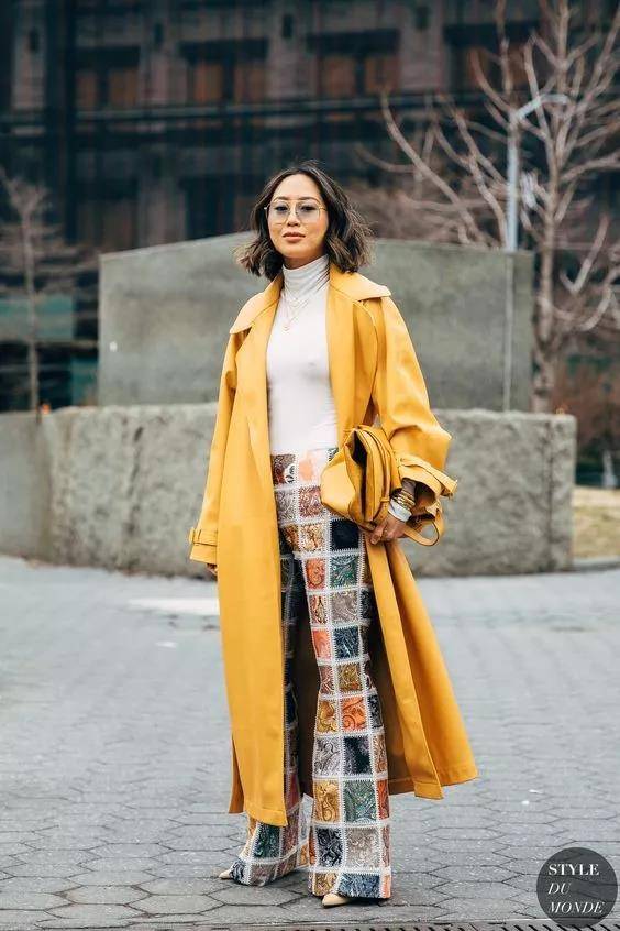 褐色|还在玩黑色配造型吗?那就out了!今年流行这4组配色,显白又高雅