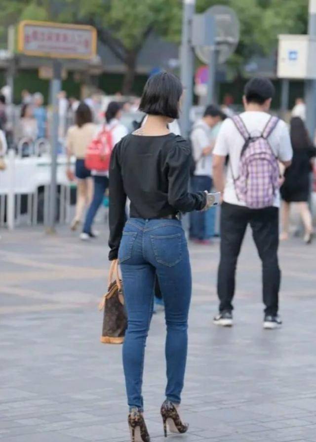 高跟鞋|黑色豹纹高跟鞋搭配蓝色九分打底裤，时尚潮流，走红时尚圈