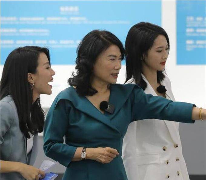 面的|董明珠真有女企业家的风范。66岁的她穿着V领连衣裙，优雅大方