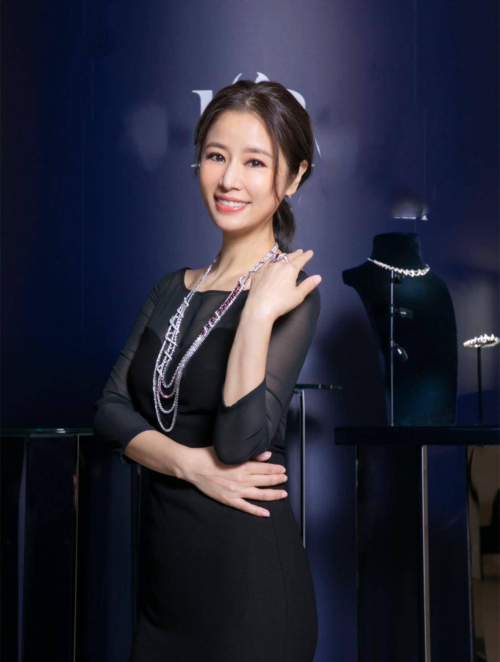 长发|45岁林心如素颜出镜！挑染新发色好少女，活动上全程护肚疑怀二胎