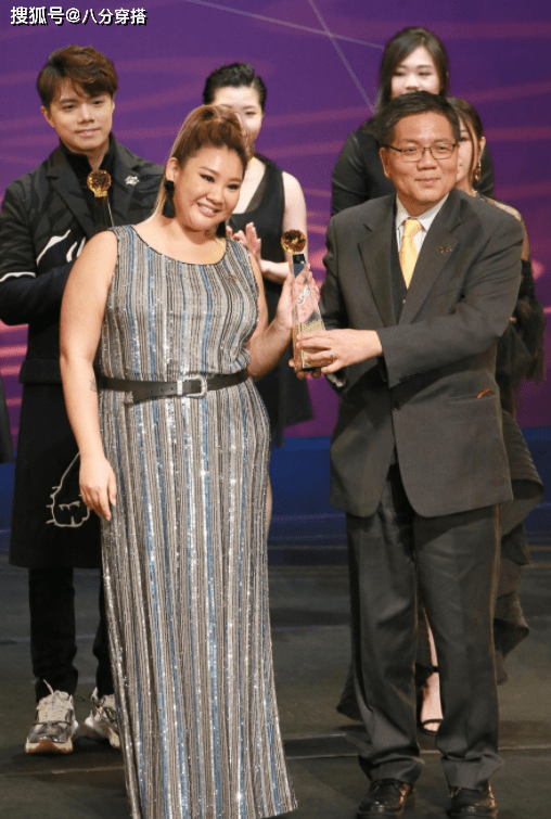 姐妹|郑欣宜体重过百照样美，一身拼色西服套装干练知性，自信稳重