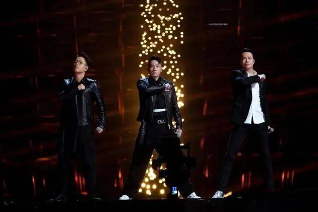 内地|?过气港星组团上演“情怀杀”，被网友嘲来内地捞金，只能靠卖情怀