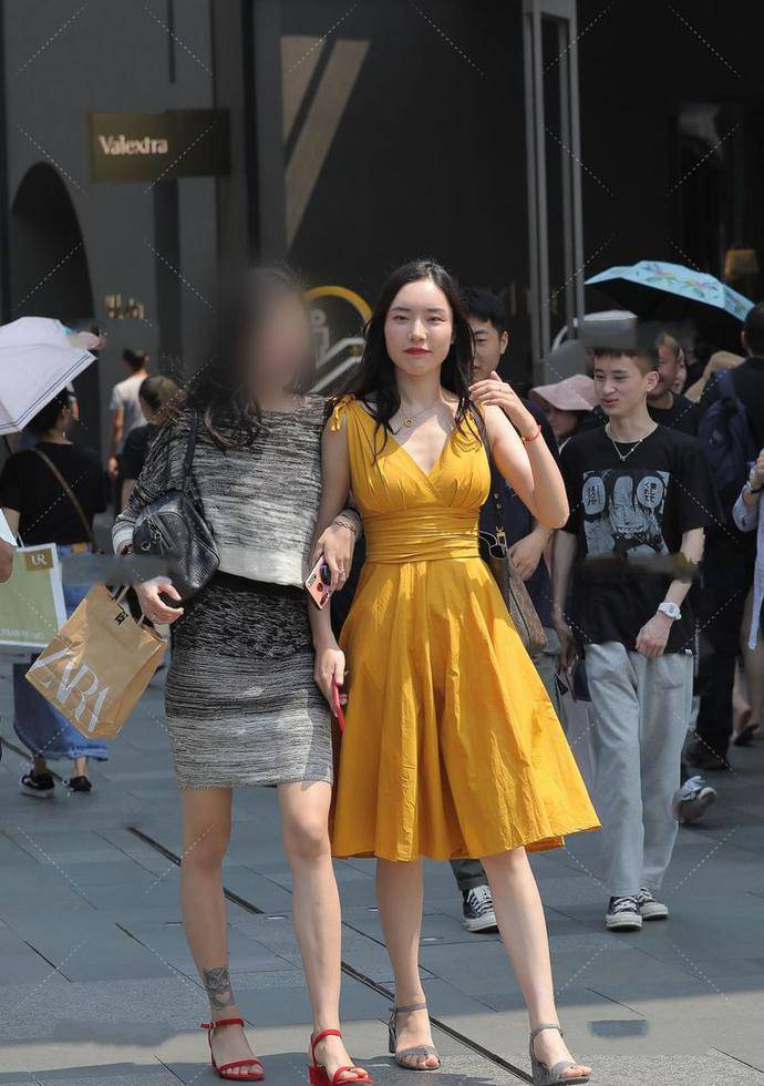 设计|明亮色百褶A字裙搭配精美高跟鞋，靓丽可爱青春性感的穿搭