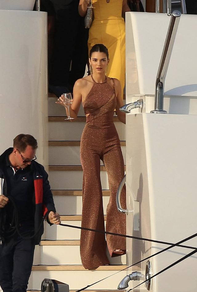 卡戴珊|超模肯豆、贝拉海上游玩穿搭秀,连体衣个性十足,连衣裙性感妩媚