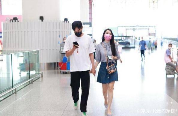 个性|伊能静与秦昊牵手亮相机场，穿牛仔半裙超减龄，53岁也有少女感