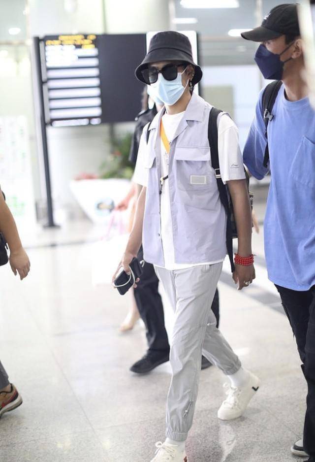 马甲|丁真穿潮装原来这么帅，工装马甲配束脚裤，潮流感不输流量明星