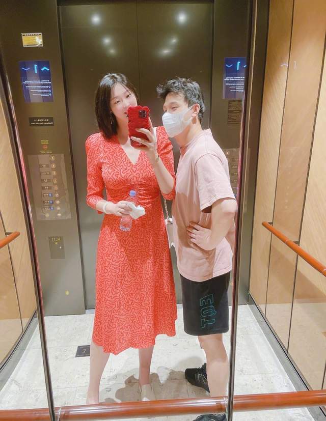 廓形|惠若琪夫妇出游,产后2月首晒全身照变性感,矮她半头的老公好累