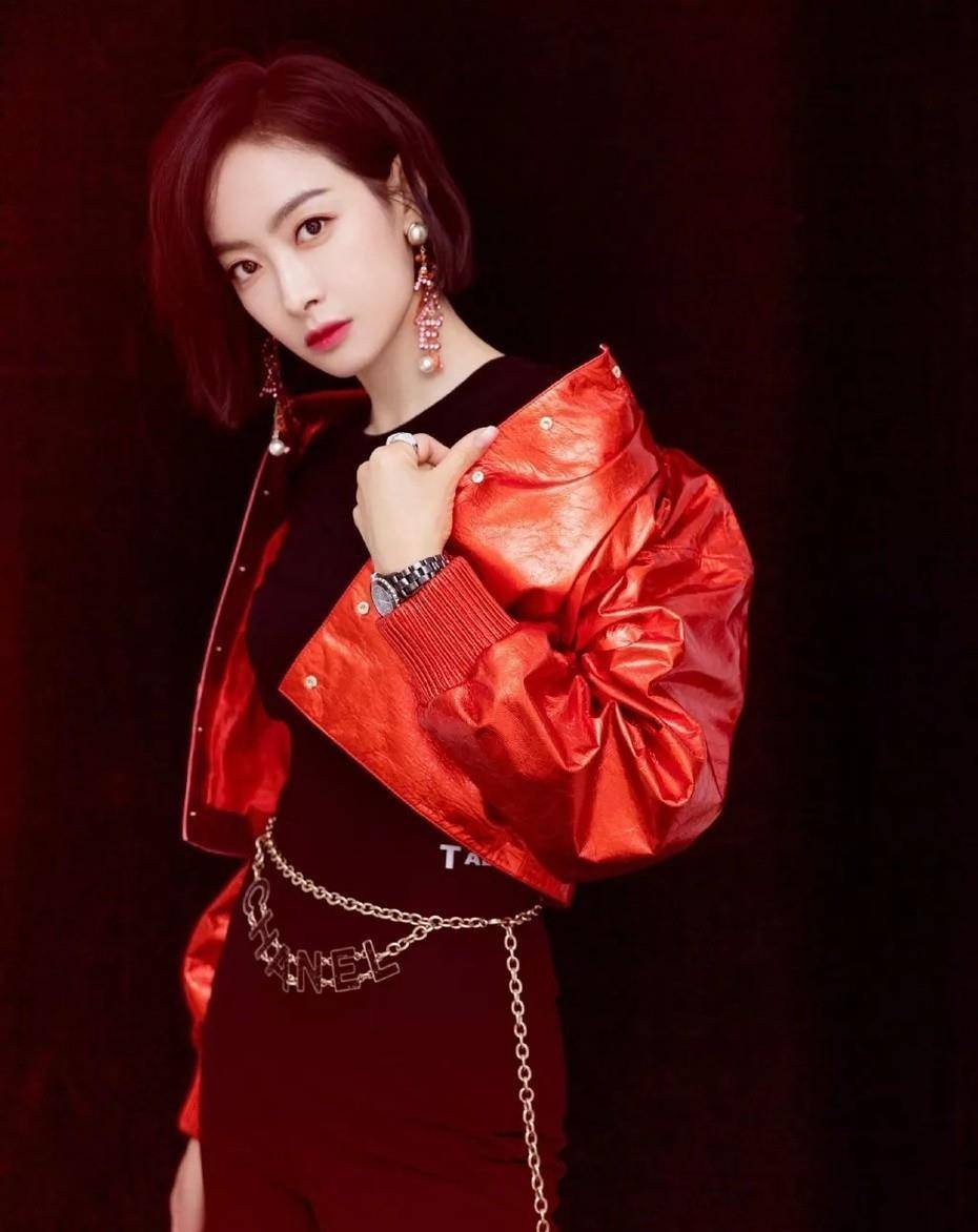 系列|今夏火了一种颜色叫：荔枝红，显白又优雅，明星早就穿上了
