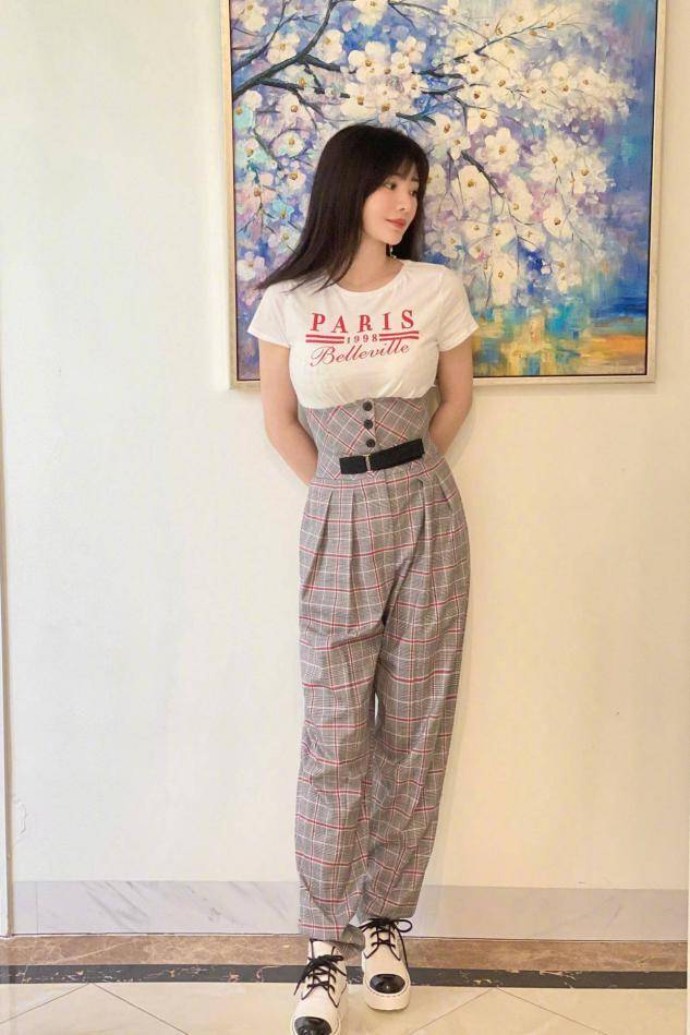 身材|柳岩真是“人间水蜜桃”，穿翠色仙女裙惊艳全场，扎丸子头更显嫩