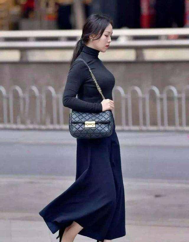 林忆莲|高贵优雅的打底裤装扮更添清纯美感，显得身材修长迷人，凸显线条