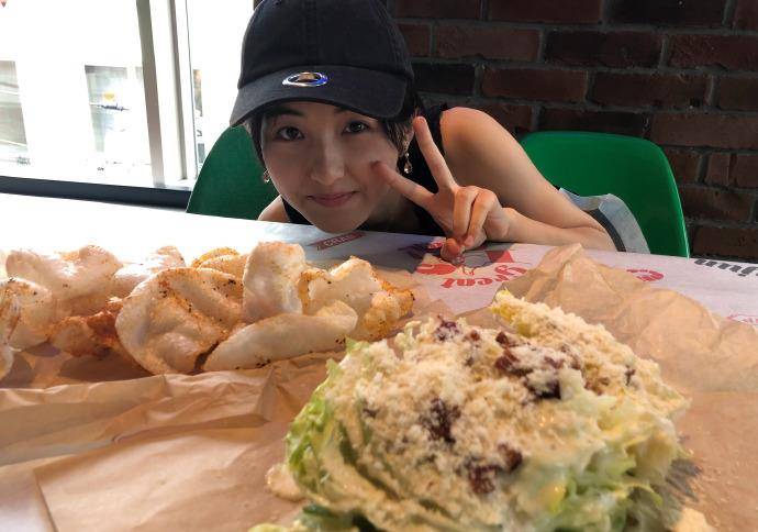 耳环|张子枫衣品真欣赏不来，个性独特的鬼马少女风，比真人秀里还抢镜