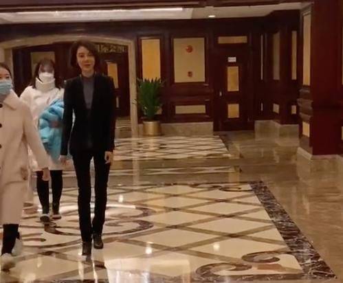 显得|车晓学倪萍减肥，瘦的肋骨形状清晰可见，干瘪瘪的没女人味啊!