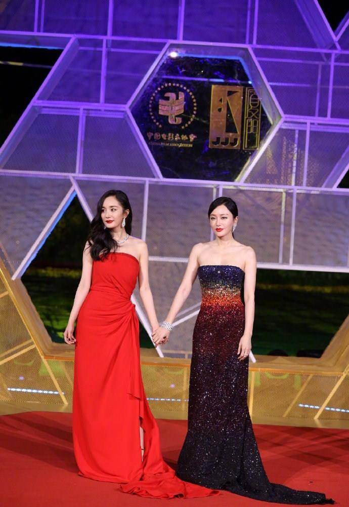slay|杨幂现身看秀slay全场，罕见连体短裤配6259过膝靴，把风头都抢了