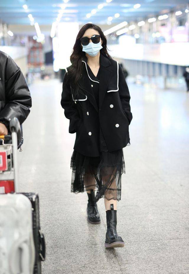 长发|赖美云穿黑色上衣搭黑色薄纱裙，长发飘飘，时尚迷人又潇洒