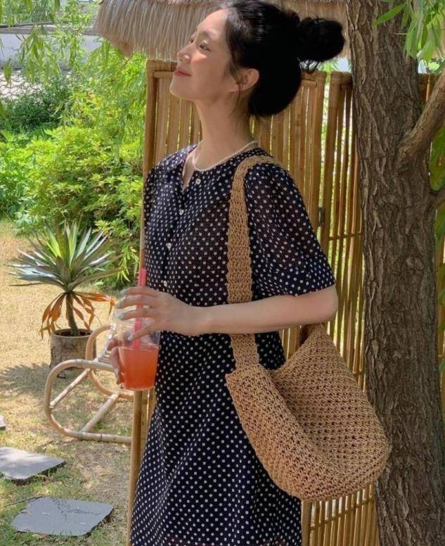 颜色|夏天衣服不用多，有这“2裤2裙2上衣”就够了，简约时尚又大方