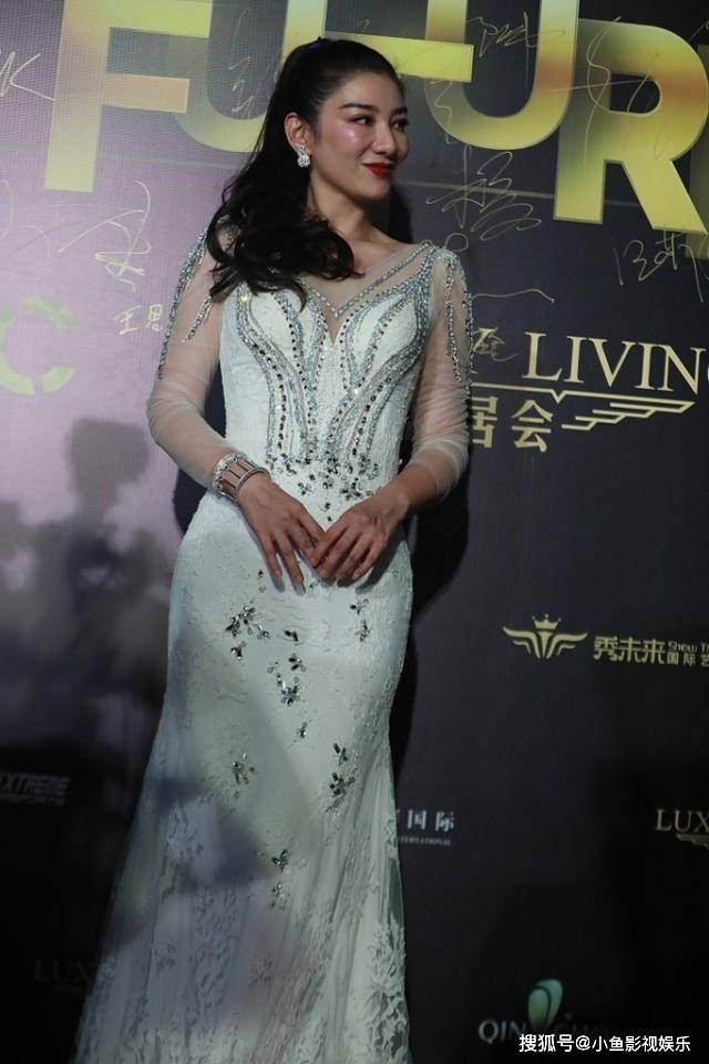 黄奕|聂远的前女友黄奕,身穿紧身裙身材曲线没有完全显现,没有修图