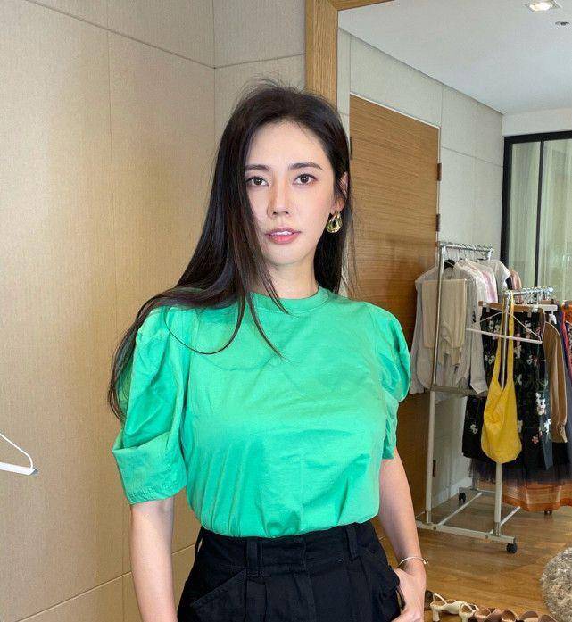 黑色|于晓光真是赚到了，秋瓷炫一袭黑裙显气质，看起来一点都不老