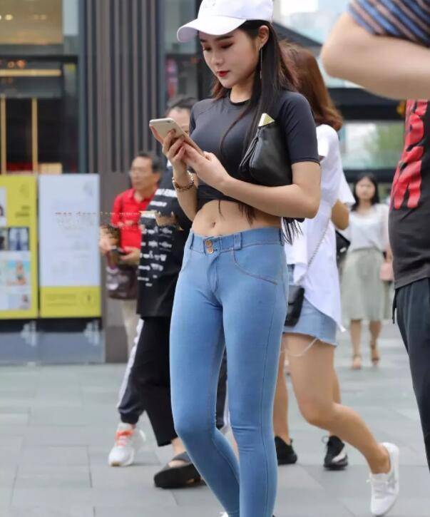 黑色|美女爱逛街，苗条身材穿打底裤更时尚，打造属于你的美