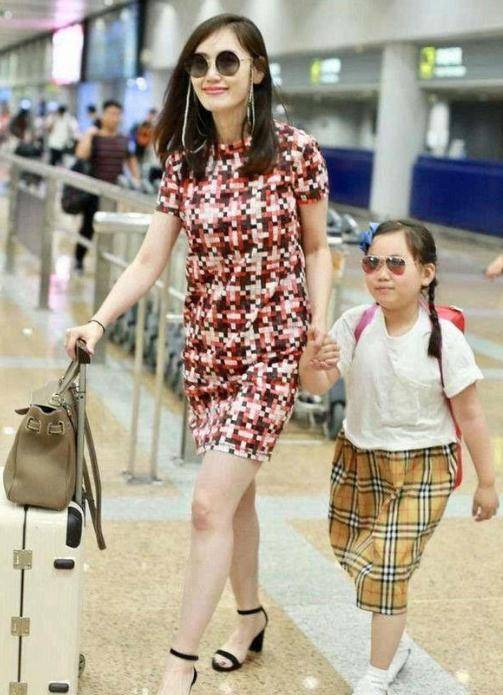 整体|马蓉风格大变样，男友T恤配短裙似少女，一身名牌生活不错