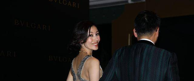 魅力|50岁李嘉欣与老公同框，穿露背礼服裙S身形尽显，不愧是豪门阔太