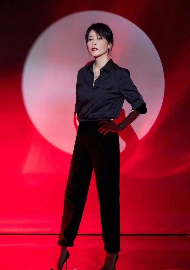 下装|扔掉你的阔腿裤！今夏流行穿这“4种”下装，50岁女人穿更时髦