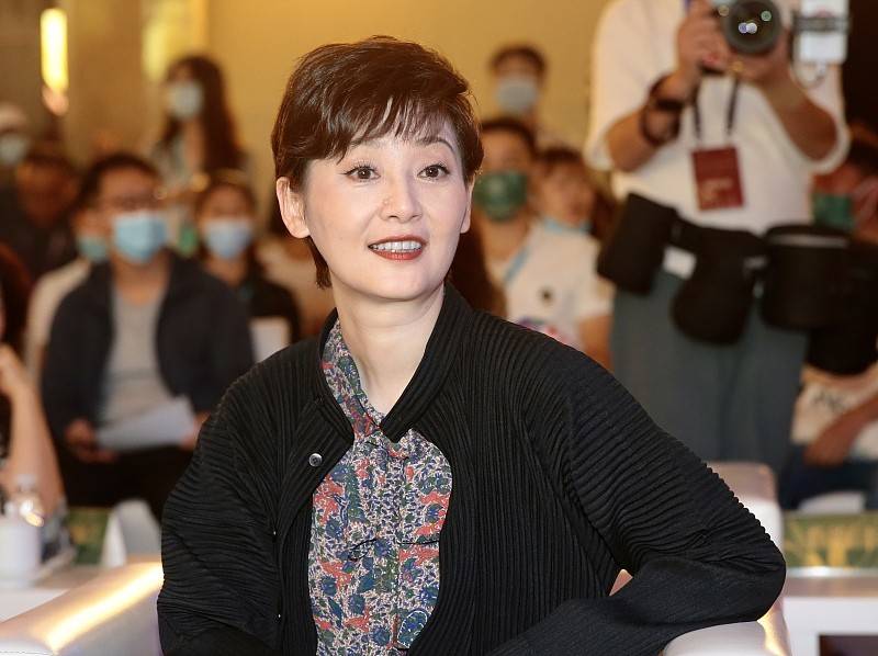因为|徐帆的自然老去太美了，穿的裙子虽然很浮夸，但气场还是那么优雅
