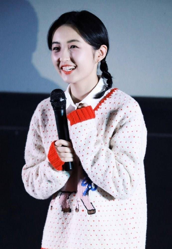 卡通|张子枫亮相新戏路演，罕见烈焰红唇配14500毛衣，18岁美得太高调