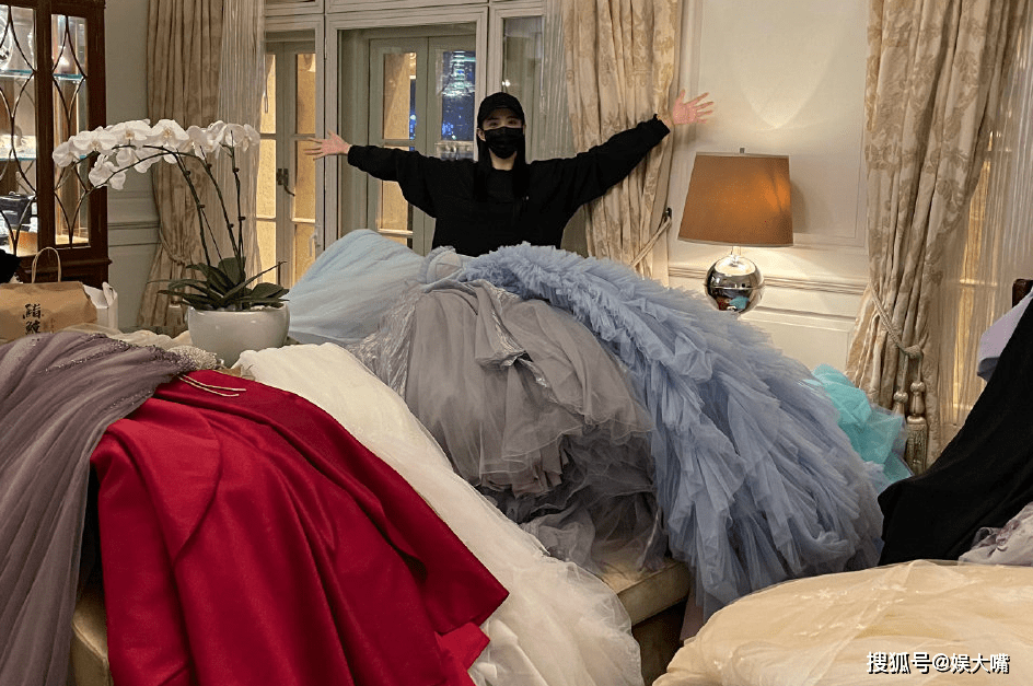 张天|女星礼服撞衫大比拼：张天爱身材太魔鬼，倪妮是大家的“克星”！