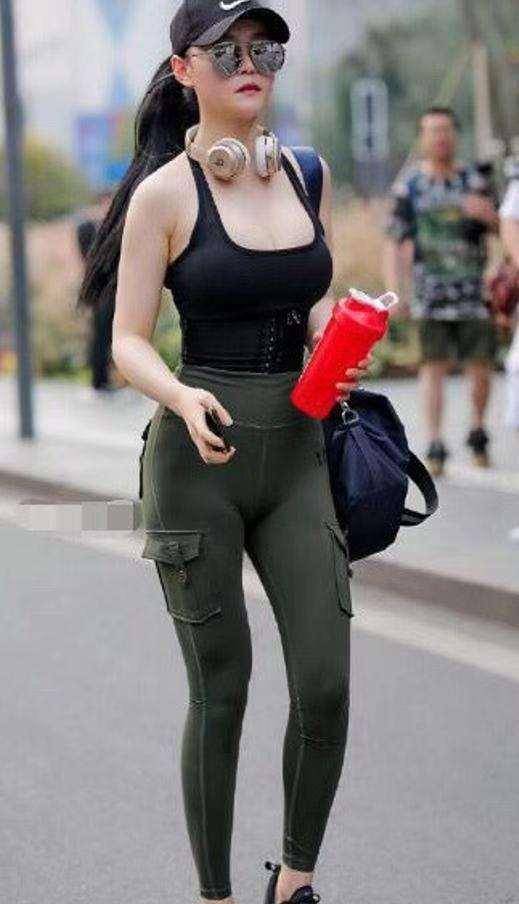 高跟鞋|个性独特的瑜伽裤穿搭稳重有气质，轻盈舒适又耐看，漂亮迷人