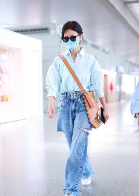 张小斐|张小斐日常穿搭偏爱中性风，牛仔裤搭配小白鞋，一点也不“矫情”