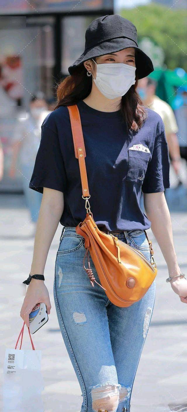 采用的|优雅的连衣裙装扮展现女性简洁气质，秀出迷人自我，活力满满