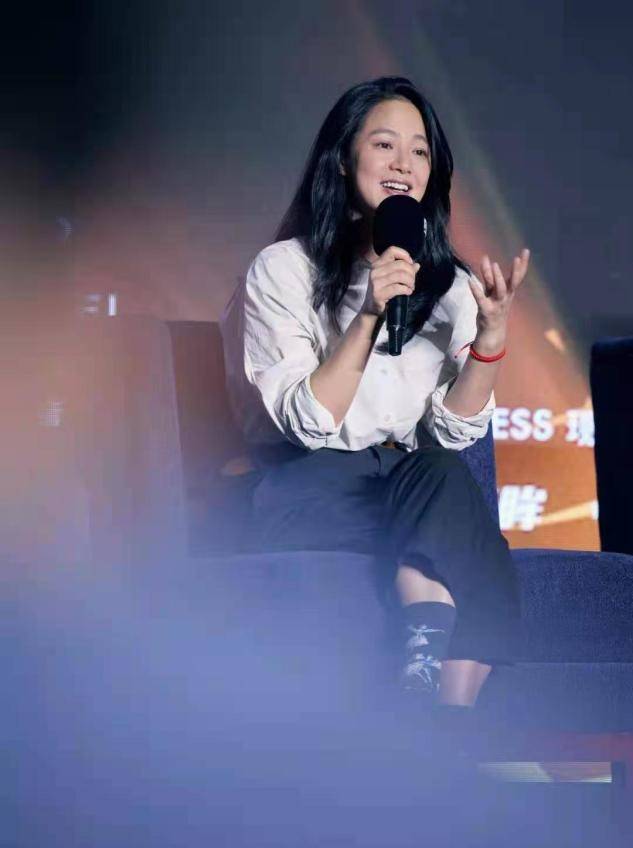 个性|42岁周韵氛围感太绝了,随便穿身白衬衫出镜,都盖不住文艺范儿