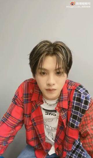 黄明昊|黄明昊在寸头边缘跃跃欲试 好大儿叛逆期贾母该怎么办