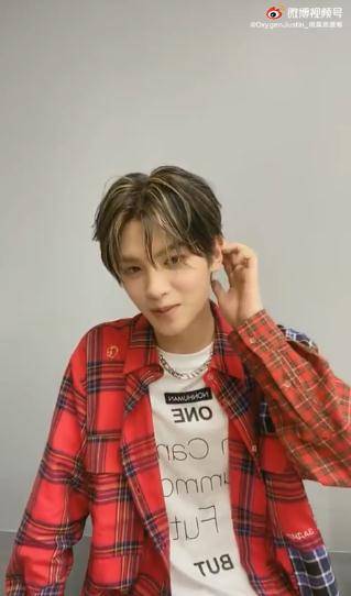 黄明昊|黄明昊在寸头边缘跃跃欲试 好大儿叛逆期贾母该怎么办