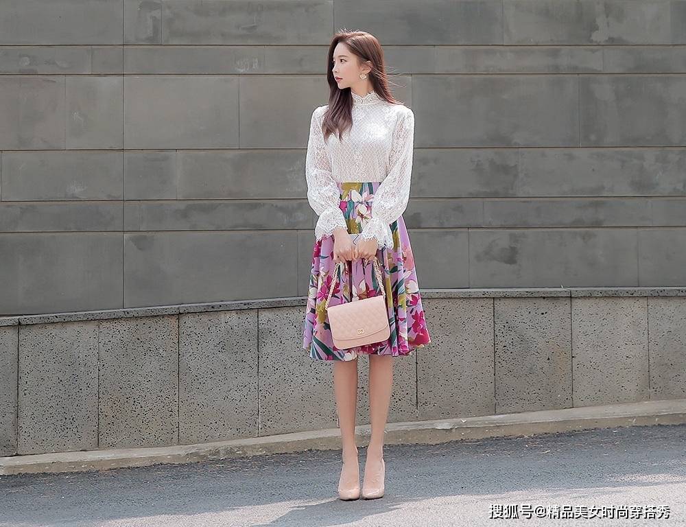 衣袖|色彩艳丽的印花半身裙，上搭白色的蕾丝小衫，女神范十足