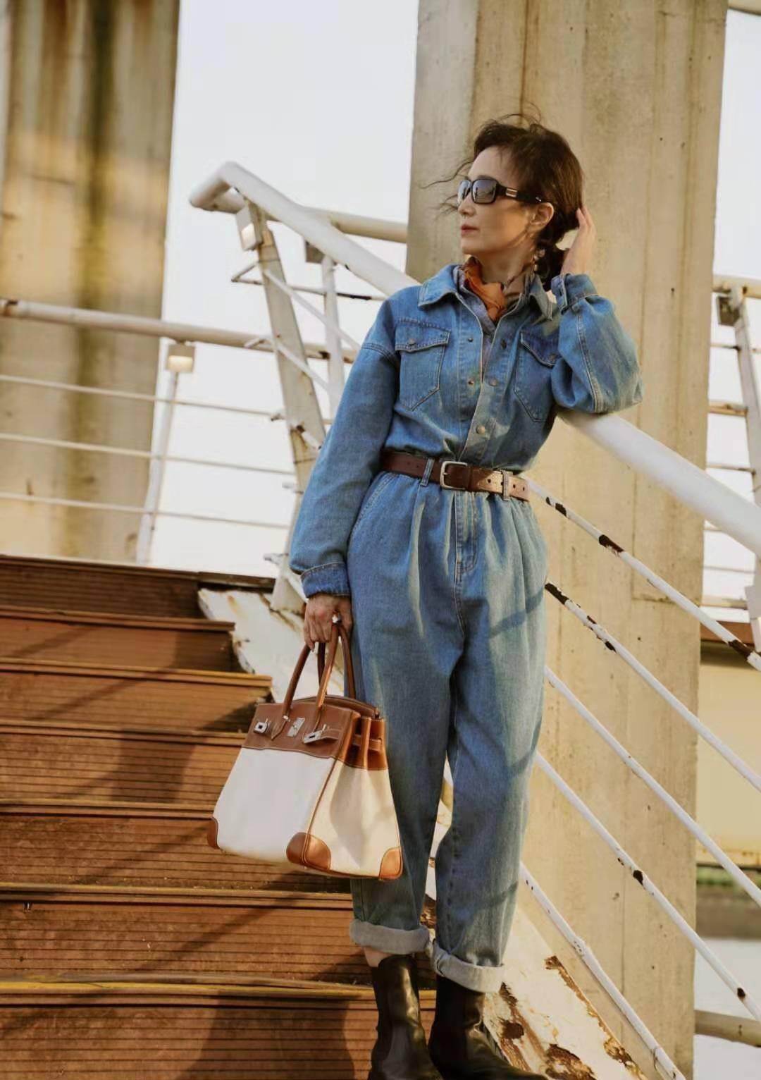 帆布鞋|女人50岁以后，夏天少穿运动鞋，学三木妈妈这样穿，减龄显气质