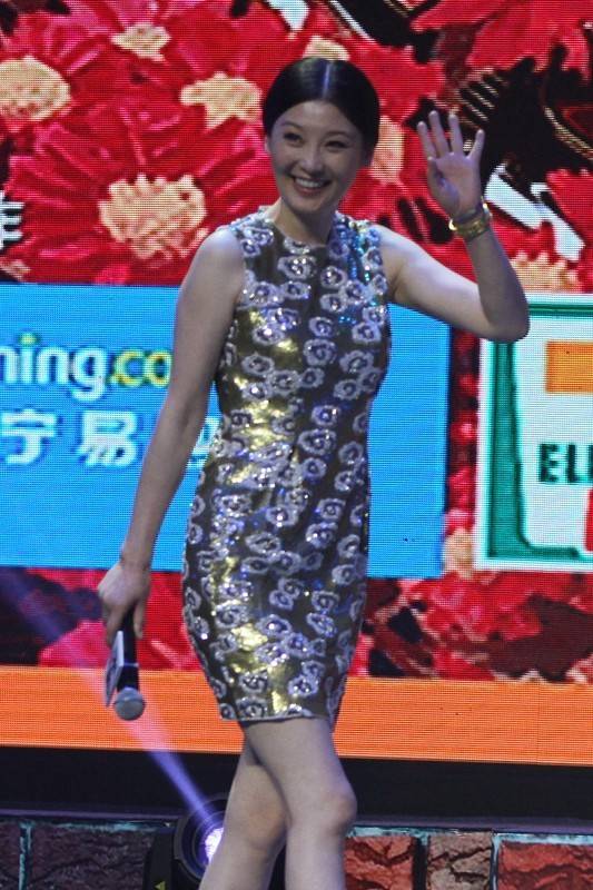 因为|徐帆的自然老去太美了，穿的裙子虽然很浮夸，但气场还是那么优雅