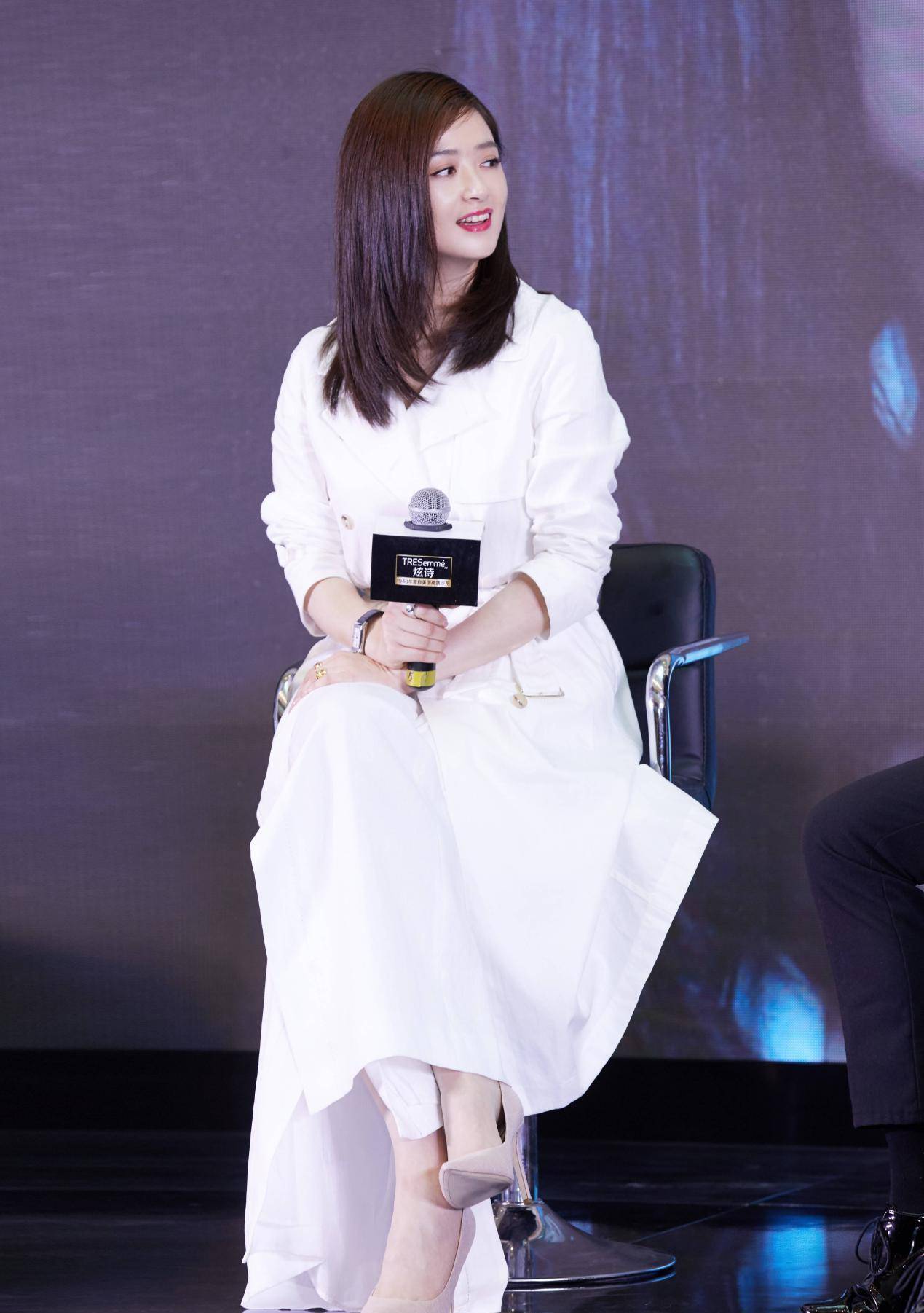 设计|蒋欣早秋穿搭，穿印花衬衫搭高腰阔腿裤，大骨架女孩就该这么穿