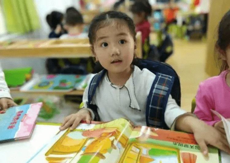 进行|众多家长提议，将幼儿园纳入“义务教育”，教育部门的回应来了