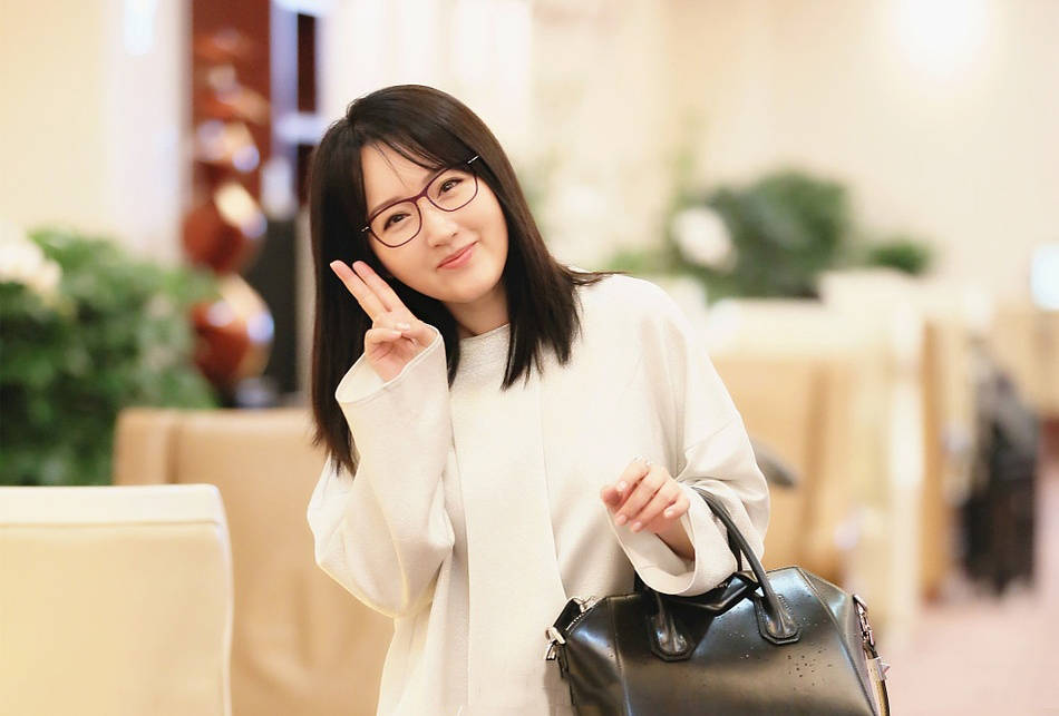 卫衣|杨钰莹真是逆生长，肉嘟嘟的少女感十足，怎么看都不像47岁