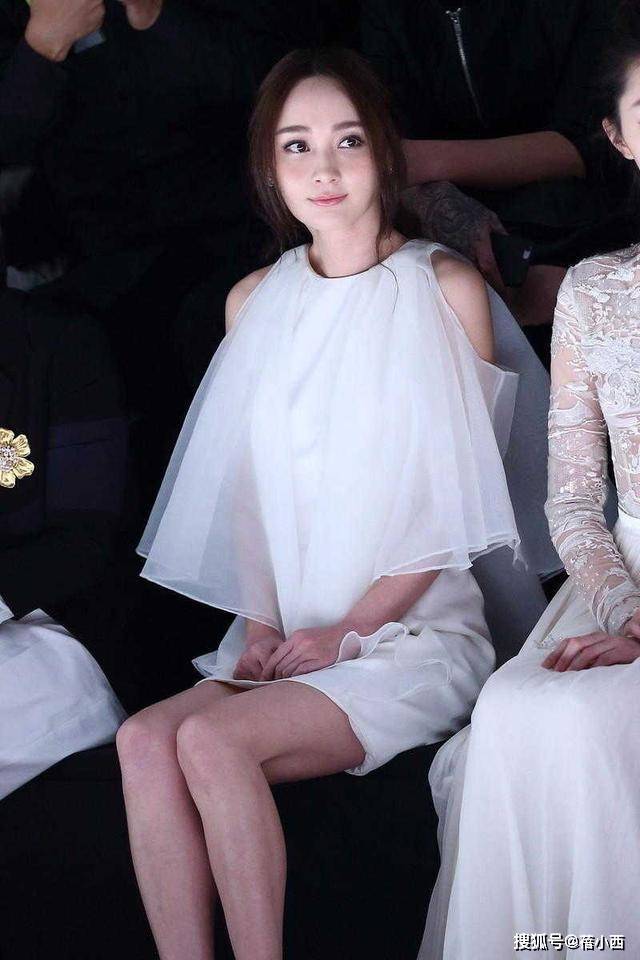 黑色|嫁对人后的姚笛一脸幸福，穿针织衫配蓬蓬裙，39岁嫩得像个小女孩