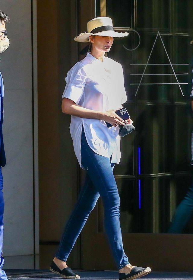 满中来|伊万卡穿白色衬衣搭牛仔帽,身材高挑,气质清新又迷人