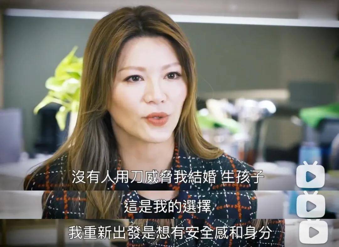 2018年也结婚了↓老婆胡佳也是重庆人,据说俩人上学时就在一起,(应该