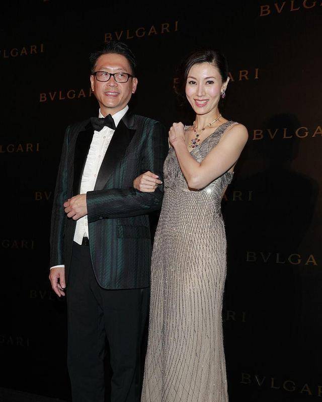 魅力|50岁李嘉欣与老公同框，穿露背礼服裙S身形尽显，不愧是豪门阔太