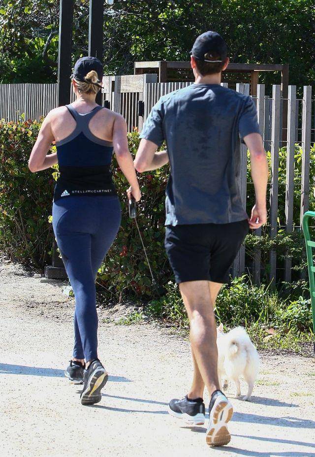 健美|伊万卡穿一身运动装和老公库什纳一起跑步，身形健美，好迷人