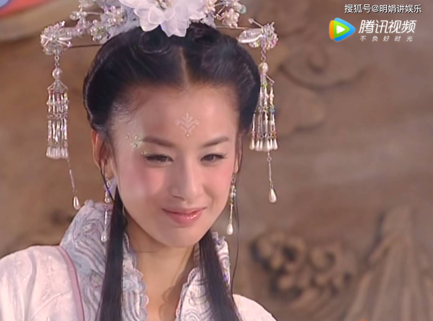 美人|素雅别致的银白流苏美人：锦觅不是最美天仙，素锦胭脂更是惊艳