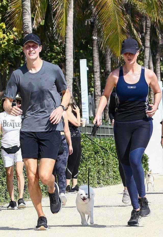 健美|伊万卡穿一身运动装和老公库什纳一起跑步，身形健美，好迷人