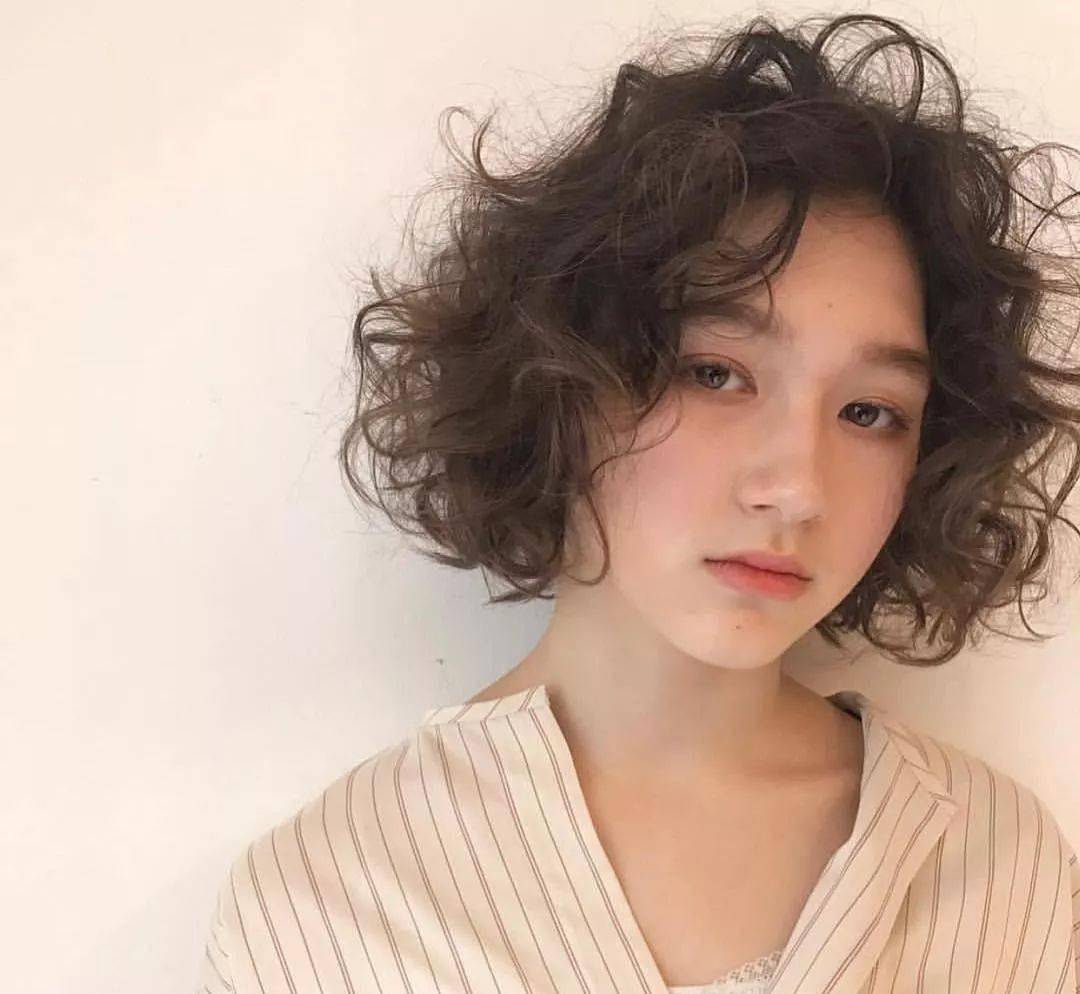 发型|不管多大年纪的女人，这3种发型要少留，尤其第1个，显老土气