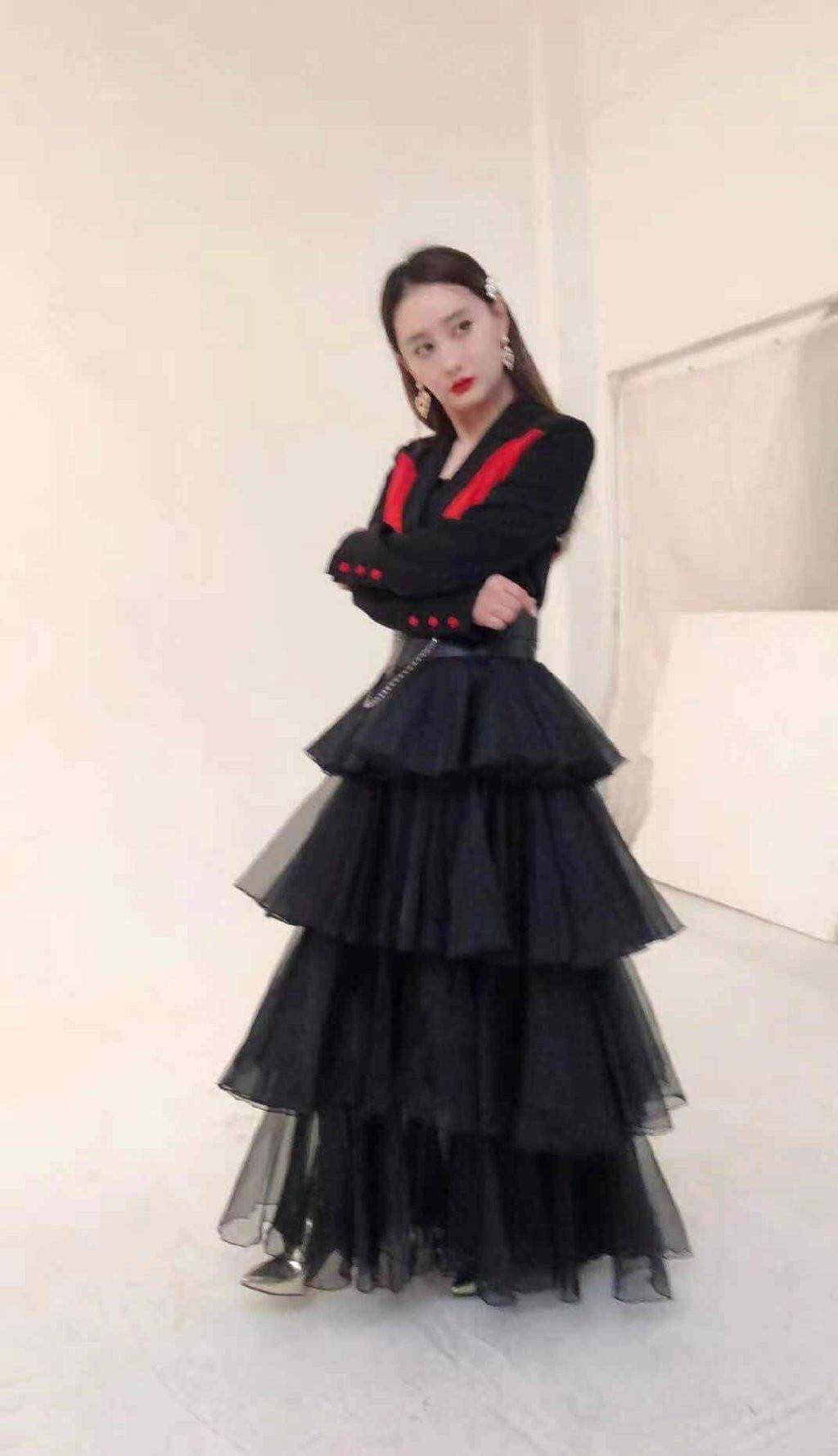 衣裙|陈德容罕见晒上班照，蛋糕裙踩“金靴”，不惧镜头双手环抱太惊艳